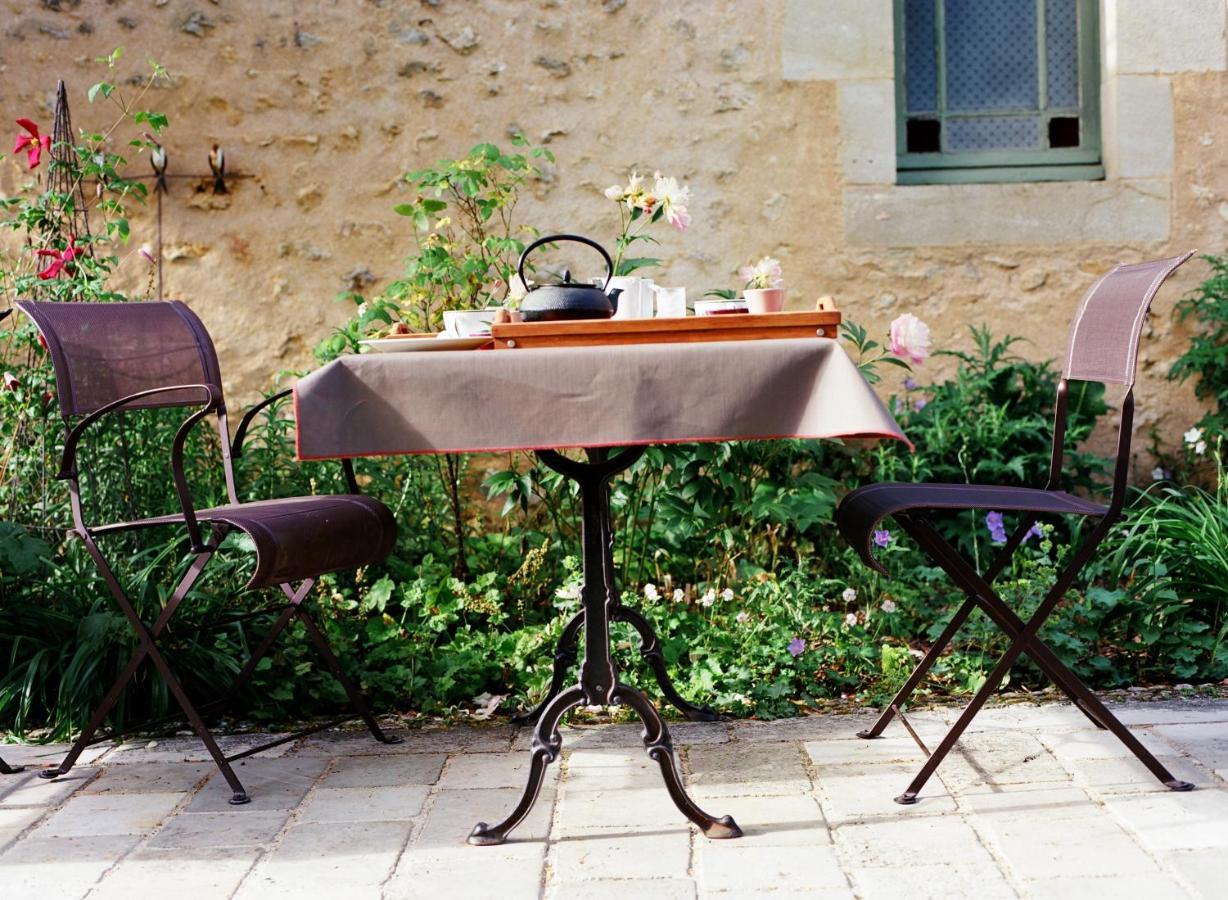 Hôtel Les Orangeries Lussac-les-Châteaux Exterior foto